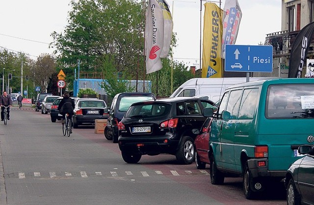 Na ulicy Widok chodnik jest regularnie zastawiany przez samochody