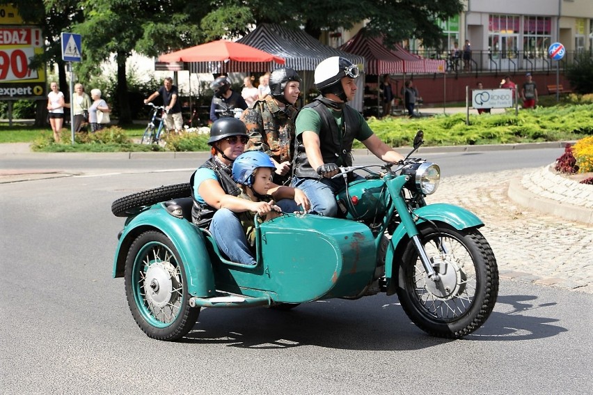Parada motocyklistów ulicami Złotowa XVIII Zlotu Motocyklowego w Nowym Dworze
