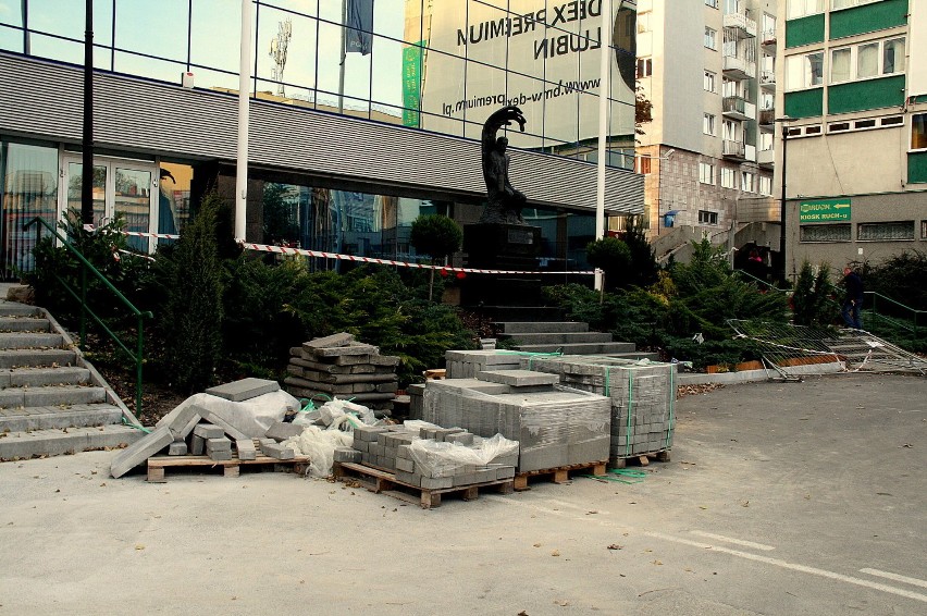 Mały remont przy pomniku Ignacego Łukasiewicza