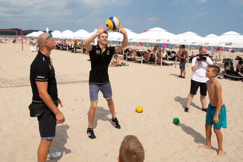 Siatkarze Trefla Gdańsk, Andrea Anastasi i Giba spotkali się z kibicami na plaży [zdjęcia]