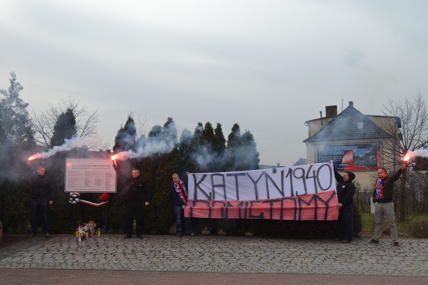 Lębork: Radni i kibice, upamiętnili ofiary katastrofy w Smoleńsku