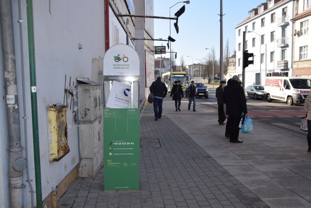 Zdewastowana stacja wypożyczeń rowerów u zbiegu ulic: Kupieckiej i al. Wojska Polskiego - Zielona Góra 15 lutego 2019 roku