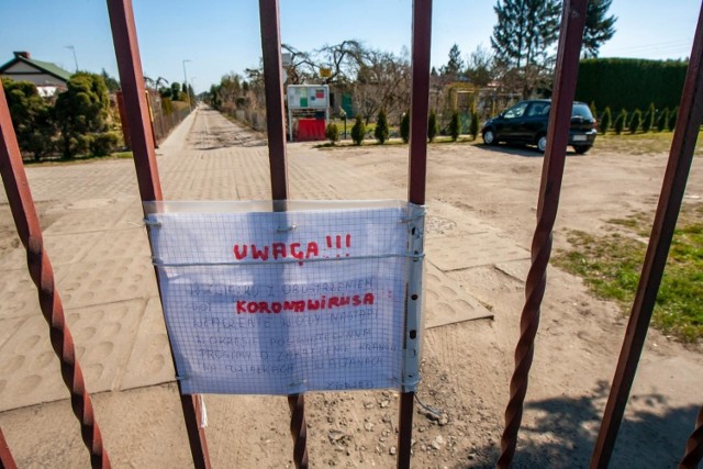 Na bramie Rodzinnego Ogrodu Działkowego Podgórze przy ul. Gdańskiej na wysokości Myślęcinka jest informacja, że w związku z obostrzeniami dotyczącymi koronawirusa włączenie wody nastąpi w okresie poświątecznym. Działkowicze proszeni są o zakręcenie wody na działkach i w altanach.