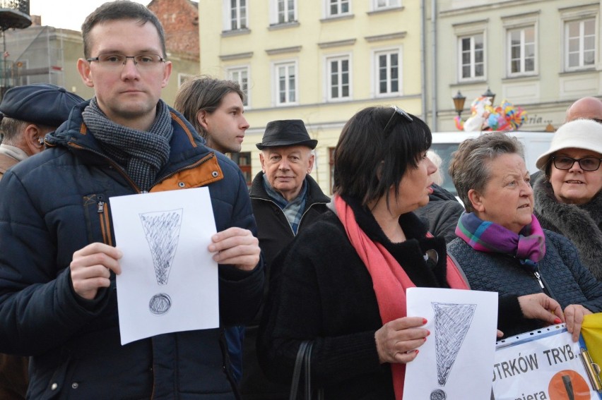 Strajk nauczycieli w Piotrkowie. "Światełko z wykrzyknikiem"...