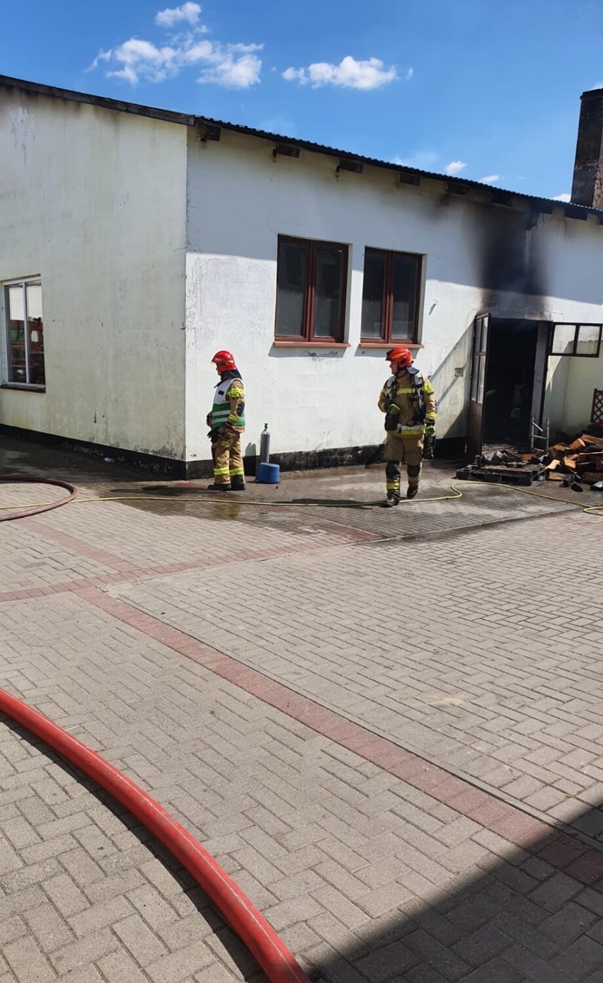 Pożar w budynku gospodarczym w warsztacie mechaniki w Świętej 