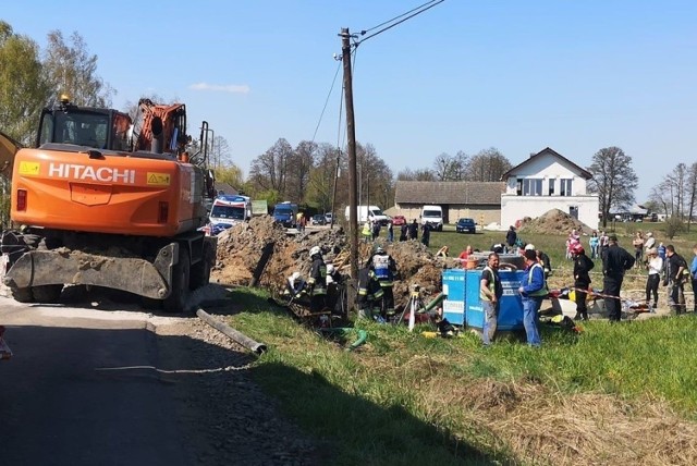 Przysypani ziemią zostali dwaj robotnicy pracujący przy budowie kanalizacji sanitarnej pomiędzy Pustkowem a Schodnią w gminie Ozimek. Do wypadku doszło w Wielki Czwartek tuż po 13.00.