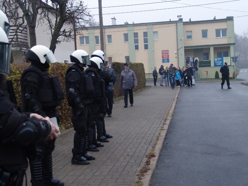 Świecie: Policjanci współnie z uczniami klas policyjnych wzięli udział w ćwiczeniach na stadionie