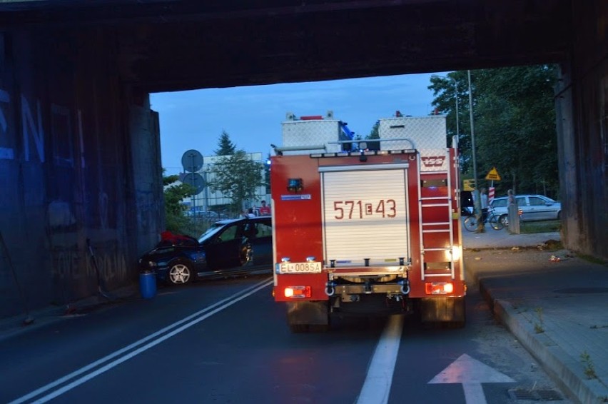 Wypadek na Szadkowskiej. BMW uderzyło w wiadukt