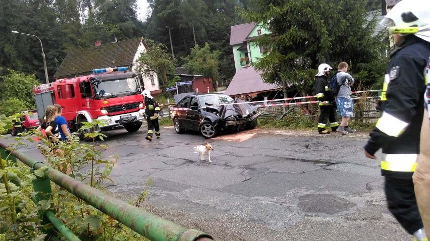 Żabnica: Samochód uderzył w barierkę na moście [ZDJĘCIA]