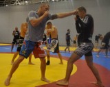 MMA w OPO Cetniewo. Trenują Ankos Zapasy Poznań i Fighters Factory Oleśnica