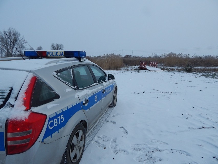 Policjanci z Radziejowa patrolują zamarznięte akweny wodne [zdjęcia]