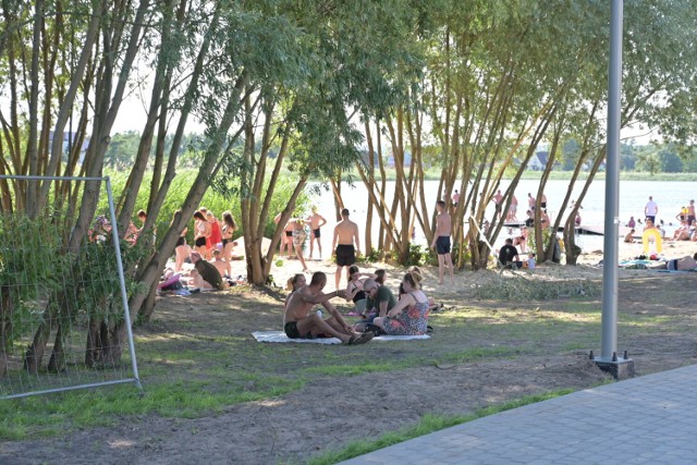 Tłumy na nowej plaży nad Jeziorem Tarpno
