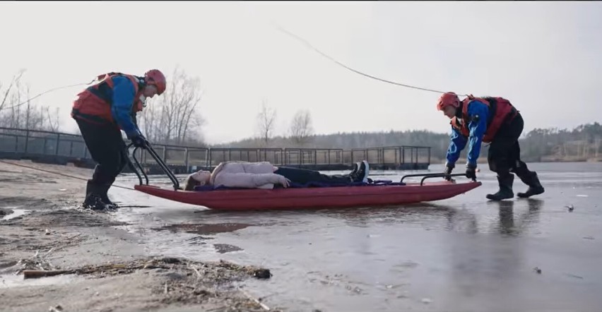 Policjanci i strażacy nagrali film. Radzą jak bezpiecznie przetrwać ferie zimowe [ZDJĘCIA,VIDEO]