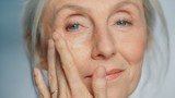 Widzisz pierwsze oznaki starzenia się skóry? Zabiegi pielęgnacyjne i kosmetyki do cery dojrzałej, poprawiające jej jędrność i elastyczność