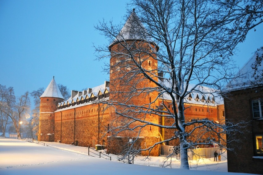 Bytowski zamek w zimowej aurze.