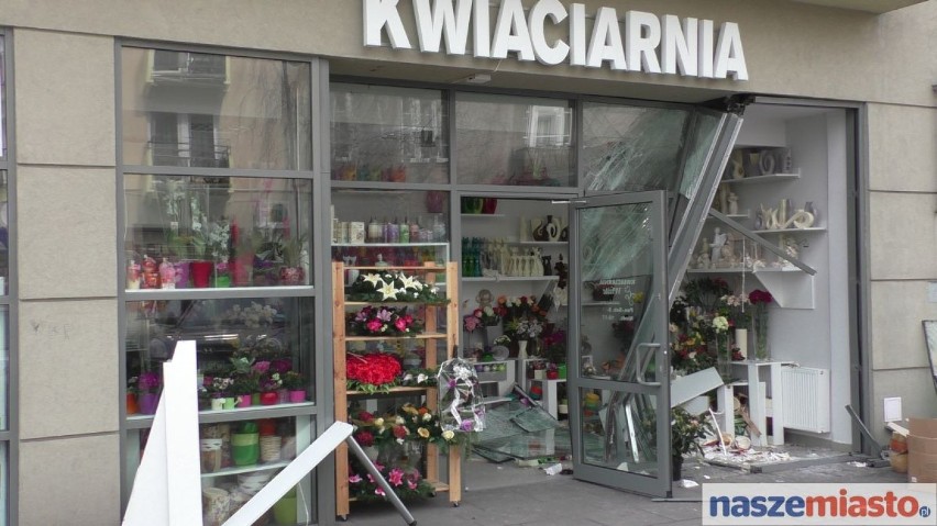 79-letni kierowca bmw wjechał w kwiaciarnie przy ul. Królewieckiej [ZDJĘCIA, WIDEO]