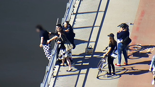 Policjanci uratowali życie 17-latki. Młoda kobieta chciała skoczyć z mostu