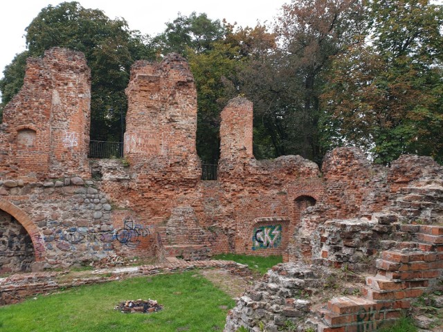 Jest zakaz wchodzenia i przebywania w pobliżu części ruin w Raciążku.