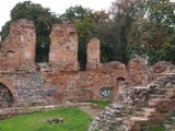 Zakaz wchodzenia na ruiny rezydencji włocławskich biskupów w Raciążku. Jest niebezpieczeństwo