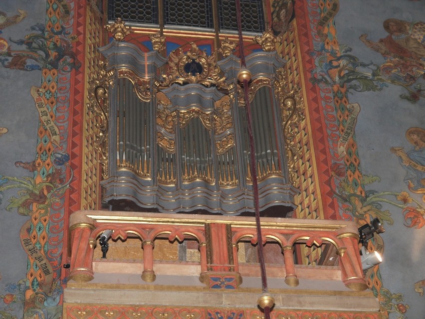 Tak organy w prezbiterium wyglądały przed renowacją