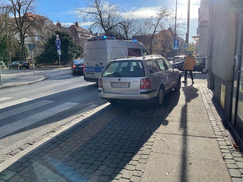 Opole. 22-latek w volkswagenie uderzył w audi, którym...