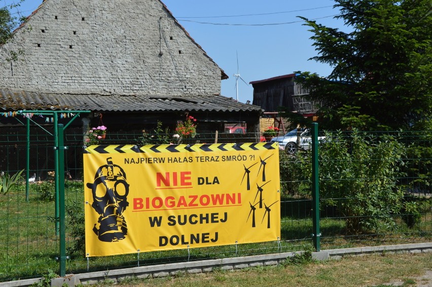 Mieszkańcy protestują przeciwko budowie biogazowni w Suchej Dolnej. "Nie chcemy smrodu, szczurów i chorób" [ZDJĘCIA, WIDEO]