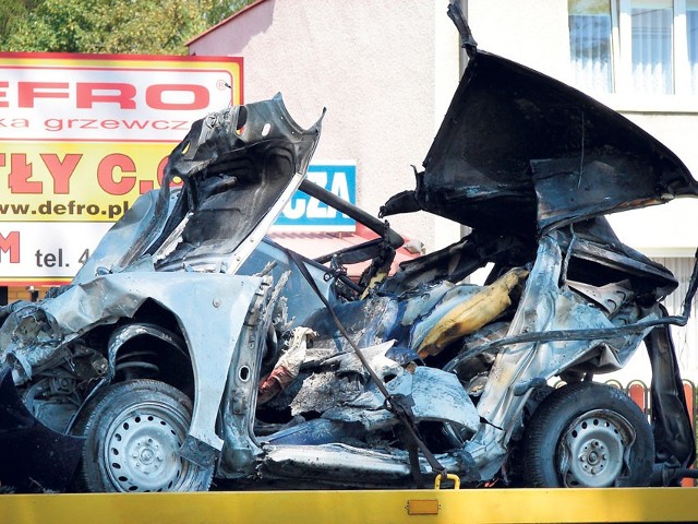 Tyle zostało z fiata seicento, który wraz z trzema innymi samochodami został zmiażdżony w Głownie pod Łodzią przez tira.