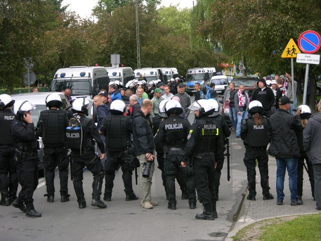 Mecz Widoku z ŁKS-em w Skierniewicach odbywał się przy asyście zmobilizowanych sił policji. Obawiano się kibiców ŁKS-u, którzy nie mieli prawa wejść na trybuny. Zamknięta dla ruchu była ulica Pomologiczna i Zawadzkiego. Obstawili je policjanci. Kibice z Łodzi przyjechali na mecz w Skierniewicach, ale wobec zdecydowanej postawy policji po I połowie odjechali.