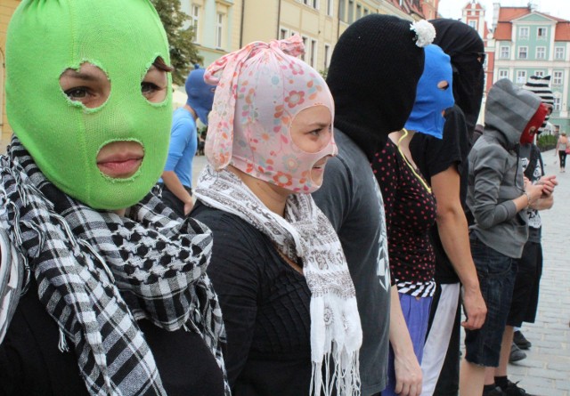 Zamaskowani wrocławianie zorganizowali happening pod Pręgierzem.