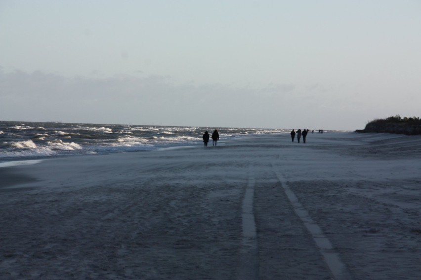 Żegnamy 2019 rok na Półwyspie Helskim. Przed Sylwestrem We wtorek 31.12.2019 na bałtyckiej plaży w Jastarni pusto nie było!