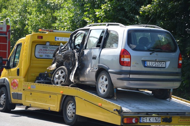 Wypadek na DK 12 w Poniatowie. Opel zafira zderzył się z cysterną, siedem osób, w tym czworo dzieci, trafiło do szpitala