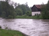 Pogotowie przeciwpowodziowe w powiecie kłodzkim. Ludzie z niepokojem patrzą na rzeki