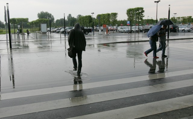 Po deszczu przed terminalem stoi wielka kałuża