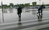 Wrocław: Przez kałuże do portu lotniczego. Po deszczu woda stoi przed wejściem na terminal