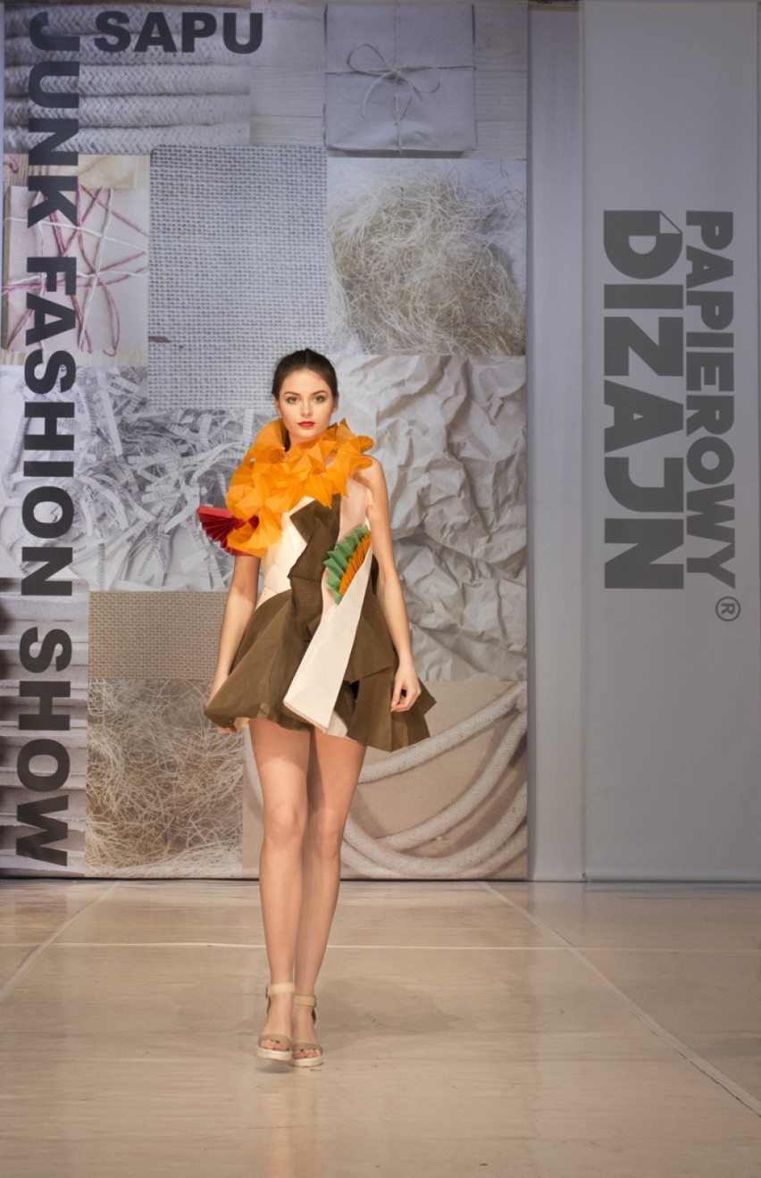 Junk Fashion Show w Krakowie: Papier, gotyk i moda w SAPU [NOWE ZDJĘCIA]