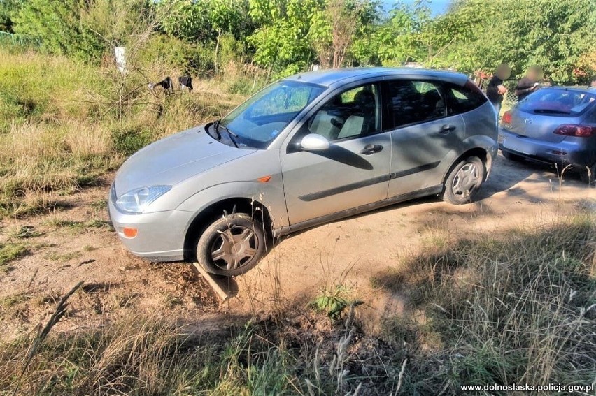 Wysłużony ford, którym rajdowali po plaży, w końcu "zawiesił...