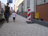 Zapadł się chodnik na Głogowskiej – naprawią... za półtora miesiąca