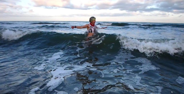 Podczas pobytu w Pobierowie 61-letnia Maria Kawiorska z Pszczewa zdecydowała się na niecodzienną rozgrzewkę. Przebiegła kilka kilometrów, po czym rozebrała się na plaży do stroju kąpielowego i wskoczyła między fale. Inni turyści ze zdumieniem obserwowali z brzegu, jak przez kilka minut pluska się w morzu. Po wyjściu na plażę nagrodzili ją burzliwymi owacjami.