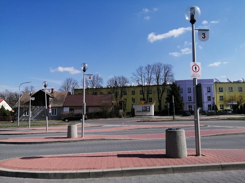 Opustoszały Rynek, puste ulice, parkingi, niektóre zamknięte...