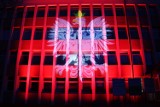 Brzesko. Na budynku urzędu miasta będzie wyświetlona iluminacja, na ulicach miasta zawisły biało-czerwone flagi [ZDJĘCIA]
