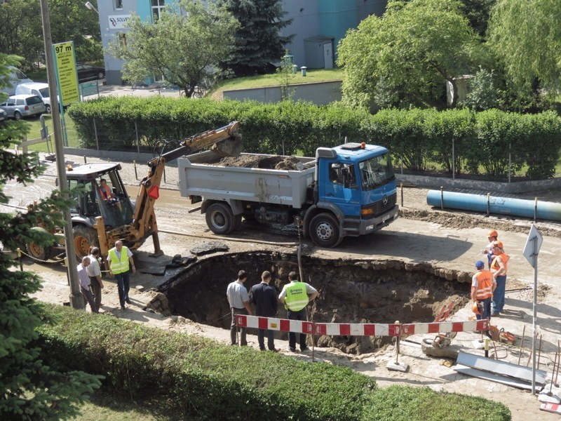 Wrocław: Trwają prace na Braniborskiej. W jezdni wielka dziura (ZDJĘCIA)