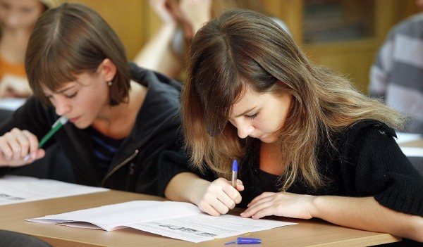 Wyniki egzaminu gimnazjalnego w 2013 roku

Tegoroczny egzamin gimnazjalny przeprowadzony był po raz drugi na nowych zasadach. W części humanistycznej gimnazjaliści rozwiązywali odrębne zestawy zadań z języka polskiego oraz historii i wiedzy o społeczeństwie, a w części matematyczno-przyrodniczej &#8211; odrębne zestawy zadań z matematyki oraz przedmiotów przyrodniczych: biologii, chemii, fizyki i geografii. 

W trzeciej części egzaminu uczniowie rozwiązywali zestaw zadań z języka obcego nowożytnego albo tylko na poziomie podstawowym, albo na poziomie podstawowym i rozszerzonym. 

Wyniki tegorocznego egzaminu pokazują, że duży odsetek gimnazjalistów opanował jedną z trudniejszych umiejętności ujętych w wymaganiach ogólnych zawartych w nowej podstawie programowej z matematyki, tj. umiejętność modelowania matematycznego. Uczniowie dobrze poradzili sobie również z większością zadań wymagających wyszukania informacji w tekście literackim lub popularnonaukowym i interpretowania danych przedstawionych na wykresie oraz rozwiązaniem zadań sprawdzających umiejętność rozumienia ze słuchu tekstów w języku obcym: język angielski , język niemiecki, język francuski, język rosyjski.