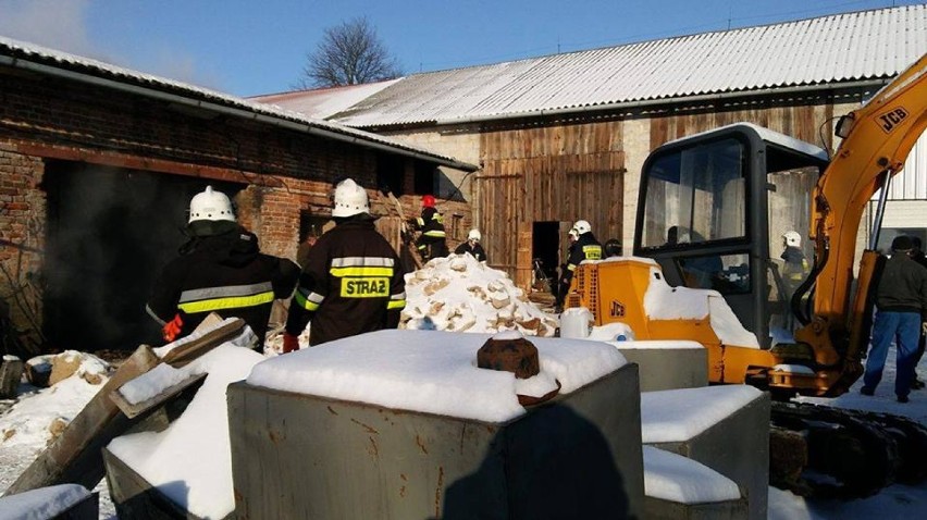 Gmina Urzędów: Podczas pożaru zawalił się strop budynku. Dwóch strażaków rannych (ZDJĘCIA)