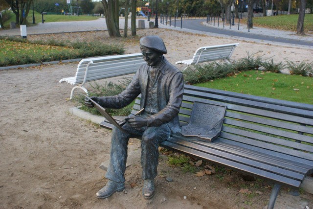 Na skwerze im. Antoniego Suchanka w Gdyni Orłowie, w maju 2009 roku posadowiono ławeczkę - pomnik, upamiętniający znanego artystę.
Fot. Stefania Najsarek.