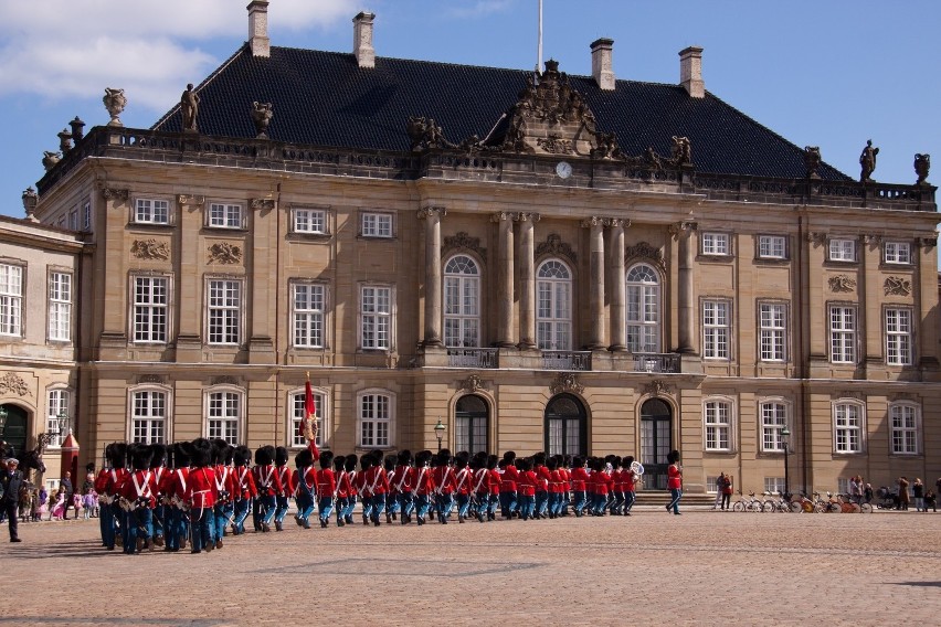 Rokokowy pałac Amalienborg w Kopenhadze to siedziba duńskiej...