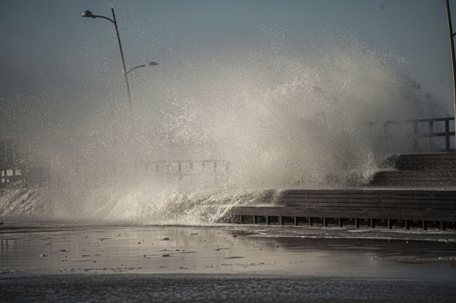 Od godzin nocnych w naszym regionie bardzo mocno wieje. Na Bałtyku panuje sztorm. Tak było dziś na plaży w Darłówku.