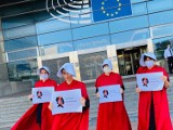  Polska jak Gilead z "Opowieści podręcznej"? Pomysłowy protest Spurek i Zielonych przeciwko zakazowi aborcji z popularnym serialem w tle