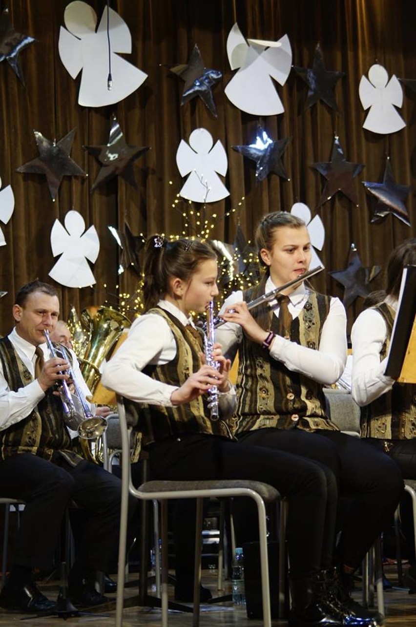 Koncert Świąteczny w Domu Kultury w Koszęcinie. Zabrzmiały nie tylko kolędy [ZDJĘCIA]