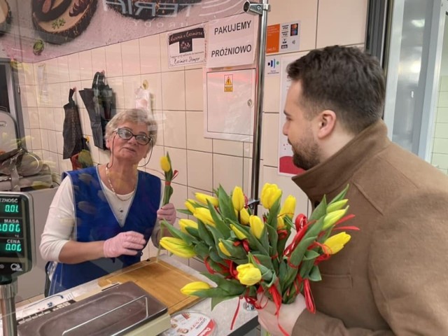 W środę, 8 marca, z okazji Dnia Kobiet prezydent Starachowic Marek Materek wręczał paniom kwiaty