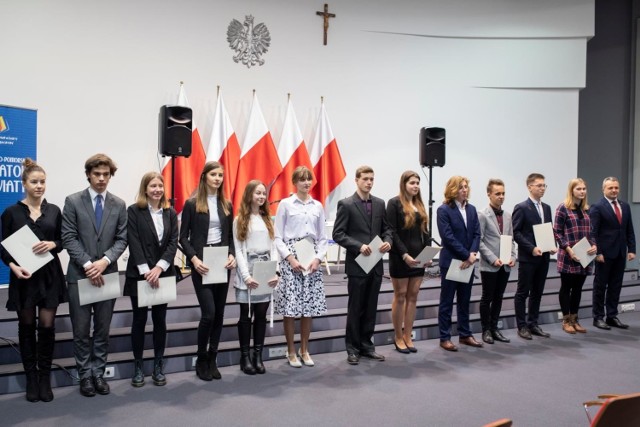 W poniedziałek (2 grudnia) w Kujawsko-Pomorskim Urzędzie Wojewódzkim w Bydgoszczy 213 uczniów z naszego województwa odebrało dyplomy potwierdzające przyznanie im stypendiów Prezesa Rady Ministrów.